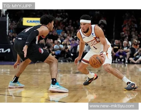 布克上半场表现出色14分9助攻展现控卫风范引领球队进攻